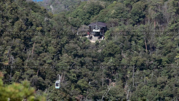 Канатная дорога Shishiiwa Line с гондолой, поднимающейся на вершину, остров Miyajima (Itsukushima), Japan (2013 год). Стоковое видео, видеограф Кекяляйнен Андрей / Фотобанк Лори