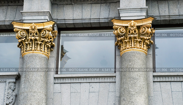 Капители полуколонн кинотеатра "Родина".  Санкт-Петербург (2012 год). Редакционное фото, фотограф Александр Щепин / Фотобанк Лори