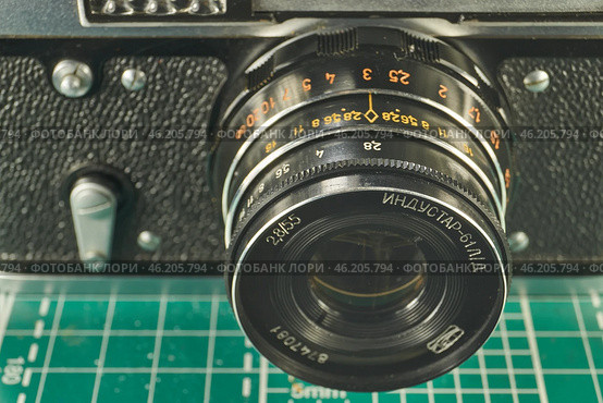 Karachev, Bryansk region Russia - February, 16, 2025: Retro photographic equipment of the USSR – FED-5 rangefinder film camera with an Industar-61L/D lens. Close-up. Virtual Museum of Electronics. Редакционное фото, фотограф Андрей Жигальцов / Фотобанк Лори