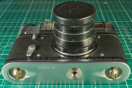 Karachev, Bryansk region Russia - February, 25, 2025: Retro photographic equipment of the USSR – FED-5 rangefinder film camera with an Industar-61L/D lens. Close-up. Virtual Museum of Electronics. Редакционное фото, фотограф Андрей Жигальцов / Фотобанк Лори