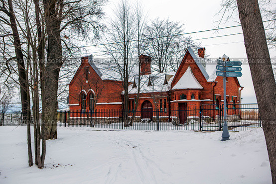 Караулка у дамбы Морской беседки в парке "Александрия". Петергоф. Санкт-Петербург (2021 год). Редакционное фото, фотограф Сергей Афанасьев / Фотобанк Лори
