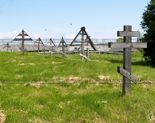 Карелия.  Сельское кладбище на острове Кижи (2012 год). Редакционное фото, фотограф Ирина Борсученко / Фотобанк Лори