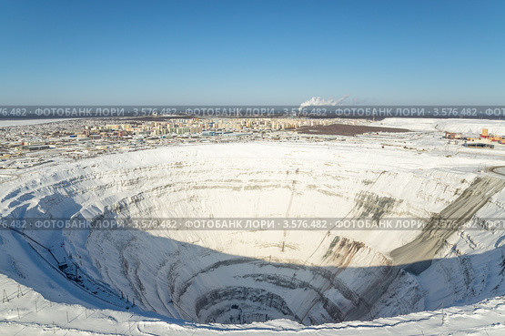 Карьер трубки "Мир" в зимний солнечный день (2012 год). Стоковое фото, фотограф Роман Фомин / Фотобанк Лори