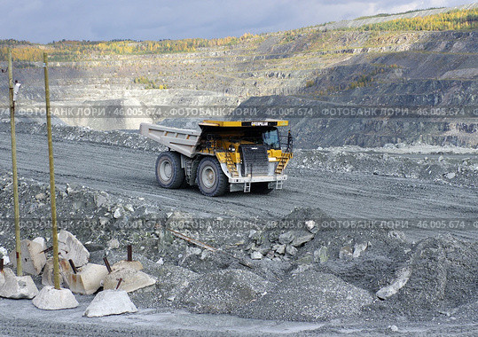 Карьерный самосвал "Caterpillar" в карьере Баженовского месторождения хризотил-асбеста, комбинат "Ураласбест", город Асбест, Свердловская область (2019 год). Редакционное фото, фотограф Алексей Иванов / Фотобанк Лори