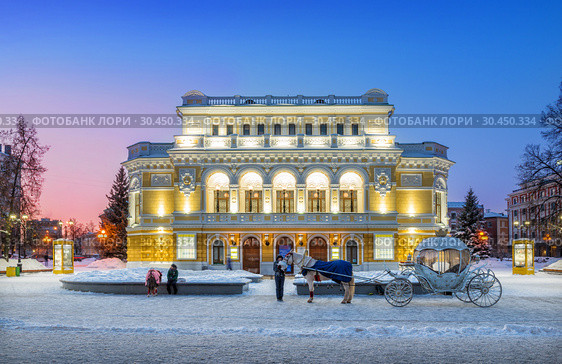 Карета у здания Драматического Театра A carriage with a horse at the building of the Drama Theater (2019 год). Редакционное фото, фотограф Baturina Yuliya / Фотобанк Лори