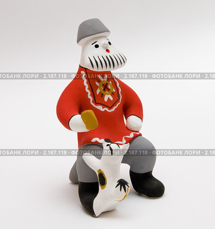 Каргопольская глиняная игрушка. Мужичок с собачкой (2010 год). Редакционное фото, фотограф Румянцева Наталия / Фотобанк Лори
