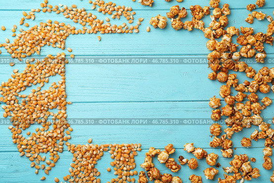 Каркас из вкусного попкорна и ядер на деревянном фоне. Стоковое фото, фотограф Pixel_shot / Фотобанк Лори