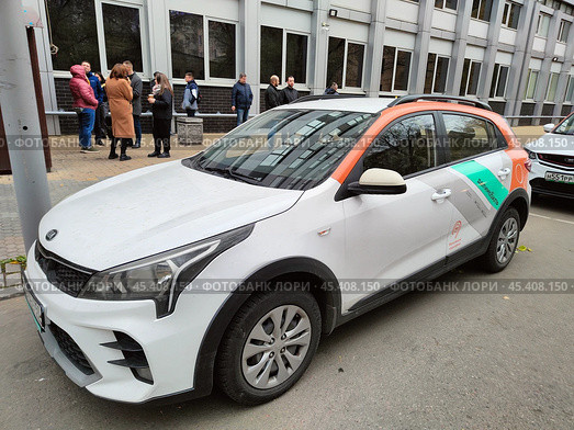 Каршеринговая машина марки Kia Motors от компании "Делимобиль" на парковке. Редакционное фото, фотограф Мария Сергеева / Фотобанк Лори
