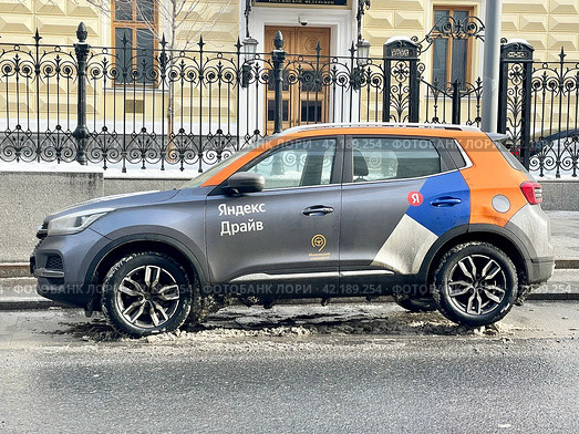 Каршеринговый автомобиль оператора "Яндекс драйв" на Неглинной улице в Москве. Редакционное фото, фотограф Овчинникова Ирина / Фотобанк Лори