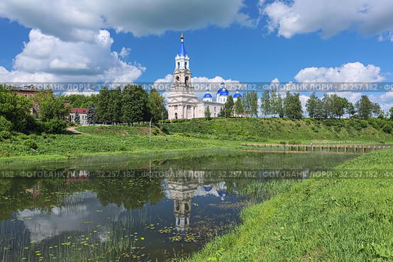 Кашин. Вид на Воскресенский собор с берега реки Кашинки (2019 год). Стоковое фото, фотограф Михаил Марковский / Фотобанк Лори