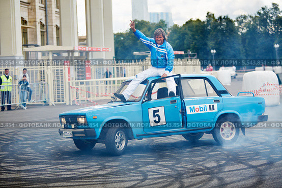 Каскадер из команды Автородео Тольятти во время Speedfest , Лужники, 30 июня 2012, Москва, Россия. Редакционное фото, фотограф Losevsky Pavel / Фотобанк Лори