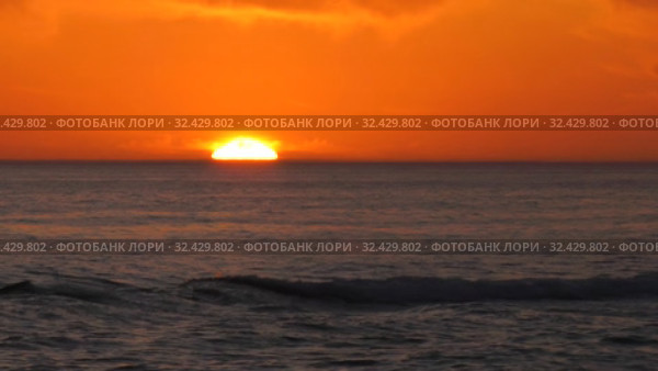 Каспийское море на закате. Солнце садится в море. Caspian Sea at sunset. The sun sets in the sea. Стоковое видео, видеограф Евгений Романов / Фотобанк Лори