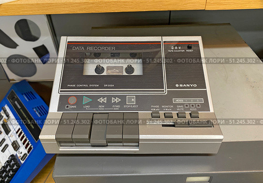 Кассетный магнитофон Sanyo. Экспонат "Яндекс Музея", Москва (2024 год). Редакционное фото, фотограф Мария Кылосова / Фотобанк Лори