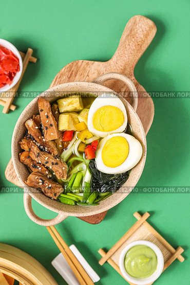 Кастрюля с вкусным китайским горшком и васаби на зеленом фоне. Стоковое фото, фотограф Pixel_shot / Фотобанк Лори
