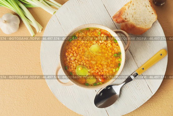 Кастрюля вкусного чечевичного супа на столе. Стоковое фото, фотограф Pixel_shot / Фотобанк Лори