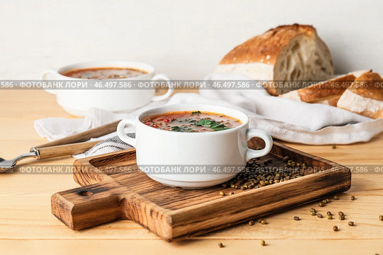 Кастрюля вкусного чечевичного супа на столе. Стоковое фото, фотограф Pixel_shot / Фотобанк Лори