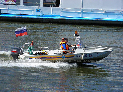 Катер МЧС России патрулирует акваторию Москвы-реки. Город Москва (2014 год). Редакционное фото, фотограф lana1501 / Фотобанк Лори
