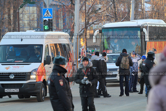 Кавалькада сопровождения факелоносцев. Тюмень (2013 год). Редакционное фото, фотограф Анатолий Матвейчук / Фотобанк Лори