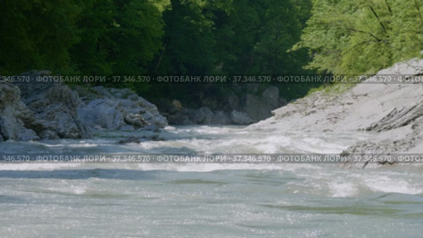 Кавказские горы. Адыгея, Хаджохская теснина. Река Белая весной. The Caucasus Mountains. Adygeya, Khadzhokhskaya gorge. Belaya river in spring. Стоковое видео, видеограф Евгений Романов / Фотобанк Лори