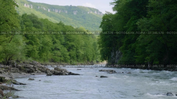 Кавказские горы. Адыгея, Хаджохская теснина. Река Белая весной. The Caucasus Mountains. Adygeya, Khadzhokhskaya gorge. Belaya river in spring. Стоковое видео, видеограф Евгений Романов / Фотобанк Лори