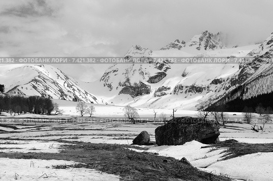 Кавказский горный пейзаж. Вид на гору София. Черно-белая фотография. Стоковое фото, фотограф Дмитрий Минин / Фотобанк Лори
