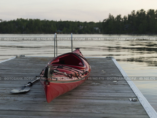 Kayak on a boardwalk, Lake of The Woods, Ontario, Canada. Стоковое фото, агентство Ingram Publishing / Фотобанк Лори