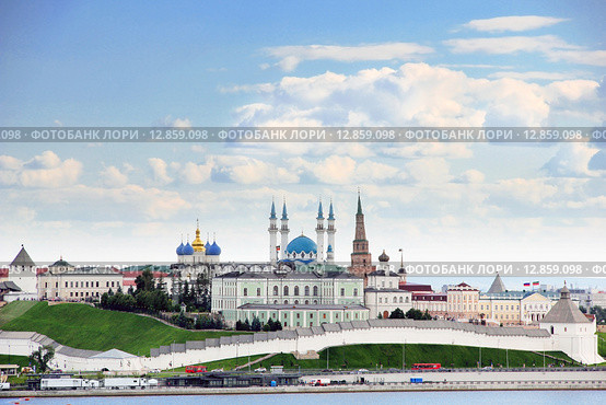 Казань, Республика Татарстан, Россия. Вид на Казанский Кремль (2015 год). Стоковое фото, фотограф Алексей Кириллов / Фотобанк Лори