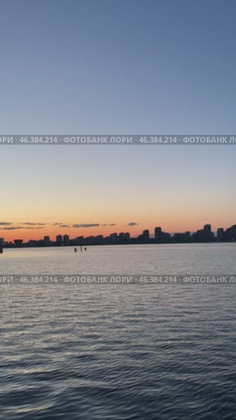 Казань. Силуэт вечернего города на закате. Река "Казанка" летом. Кремлевская набережная (2023 год). Стоковое видео, видеограф Анастасия / Фотобанк Лори