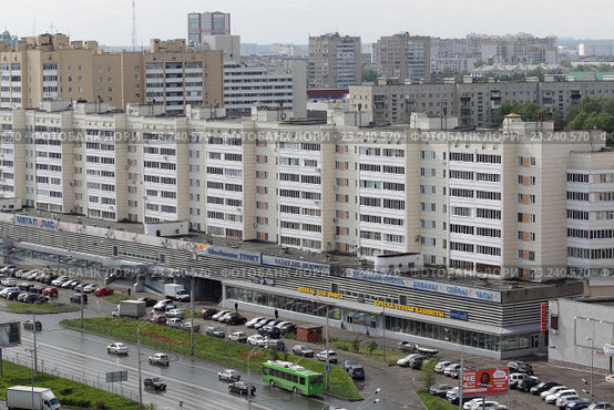 Казань, улица Чистопольская, магазины в жилом доме (2016 год). Редакционное фото, фотограф Дмитрий Неумоин / Фотобанк Лори