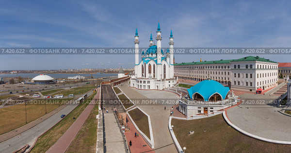 Казанский кремль. Панорамный вид на мечеть Кул-Шариф, здания и постройки на территории кремля, и город со смотровой площадки на башне (2015 год). Редакционное фото, фотограф Горшков Игорь / Фотобанк Лори