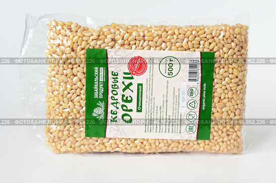 Кедровые орехи очищенные в вакуумной упаковке. Забайкальский продукт. Сделано в Сибири. Редакционное фото, фотограф Владимир Литвинов / Фотобанк Лори