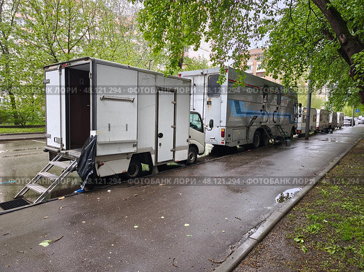 Кемперы и автодома, припаркованные на городской улице. Редакционное фото, фотограф Мария Сергеева / Фотобанк Лори