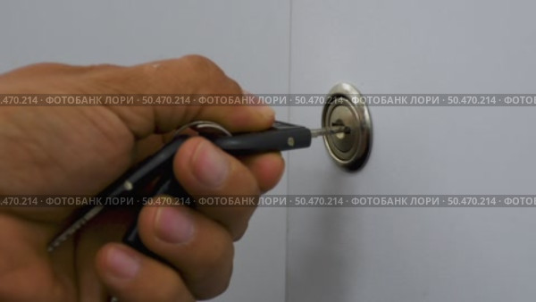 Key Fails to Turn in Lock, Wrong Key in Lock, Unable to Unlock the Door, Key Doesnt Fit or Turn. Стоковое видео, видеограф ALEJANDRO PEREZ ALVARES / Фотобанк Лори