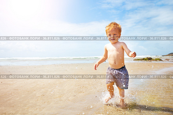 Kid boy run fast and splash on the sand sea beach. Стоковое фото, фотограф Сергей Новиков / Фотобанк Лори