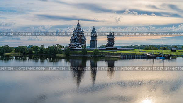 Kind of Kizhi churchyard from the lake (2021 год). Редакционное фото, фотограф Михаил Аккуратoв / Фотобанк Лори