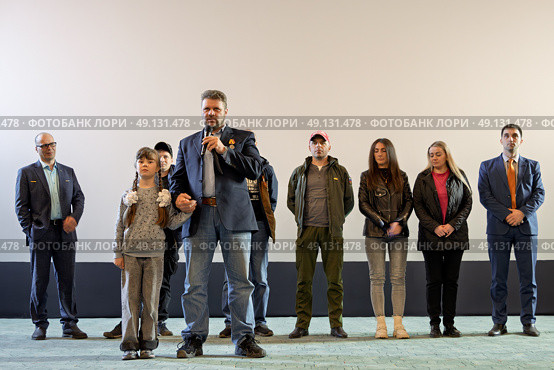Кинорежиссёр Алексей Казанцев и съёмочная группа фильма «Зеркало войны» выступают на сцене кинотеатра «Горняк» после показа кинофильма. Рядом с режиссёром его дочка Пелагея Казанцева, исполнившая в фильме одну из главных ролей. Город Магадан, Магаданская область, Россия. 11 мая 2025 года. Редакционное фото, фотограф Андрей Степанов / Фотобанк Лори