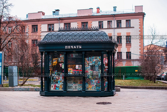 Киоск "Печать". Точка продажи прессы у метро Красные ворота. Стоковое фото, фотограф Оксана / Фотобанк Лори