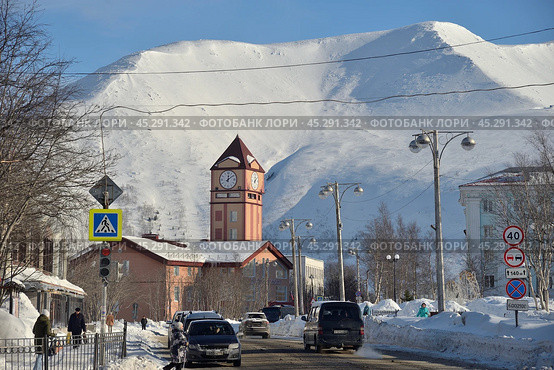 Kirovsk, Murmansk region, Russia, March 15, 2024: Museum and Exhibition Сenter of JSC Apatit with clock tower on Lenin Avenue. Редакционное фото, фотограф Алексей Антипов / Фотобанк Лори