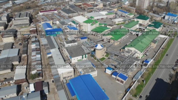 Кировский Молочный Комбинат в городе Кирове - съемка с дрона в 2021 году. Стоковое видео, видеограф Владислав Самошкин / Фотобанк Лори