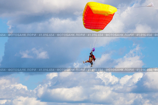 Kirzhach Russia July 22, 2023 Jump in tandem skydivers-athletes with a parachute. Редакционное фото, фотограф Юрий Поздников / Фотобанк Лори