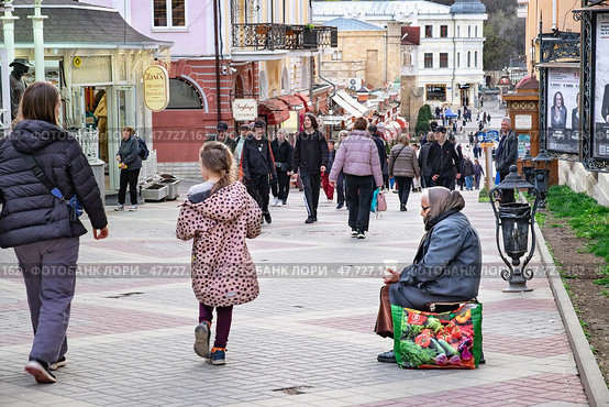 Кисловодск. Уличная сцена с людьми. Попрошайка  и ребенок. Редакционное фото, фотограф Лариса Веселова / Фотобанк Лори