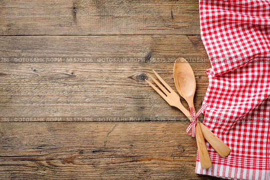 Kitchenware on wooden table with a blue checkered tablecloth. Стоковое фото, агентство Ingram Publishing / Фотобанк Лори