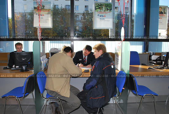 Клиенты в банке (2008 год). Редакционное фото, фотограф Игорь Осадчий / Фотобанк Лори