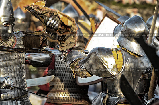 Knights in armor during the battle at the Russian Fortress festival of historical reconstruction (2012 год). Редакционное фото, фотограф Анна Кривицкая / Фотобанк Лори