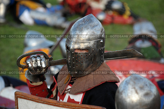 Knights in armor during the battle at the Russian Fortress festival of historical reconstruction (2012 год). Редакционное фото, фотограф Анна Кривицкая / Фотобанк Лори