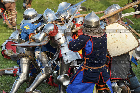 Knights in armor during the battle at the Russian Fortress festival of historical reconstruction (2012 год). Редакционное фото, фотограф Анна Кривицкая / Фотобанк Лори
