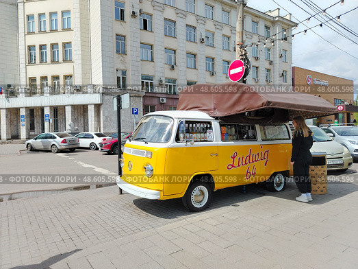 Кофейня из фургона Volkswagen на городской улице Красноярска. Редакционное фото, фотограф Михаил Павлов / Фотобанк Лори