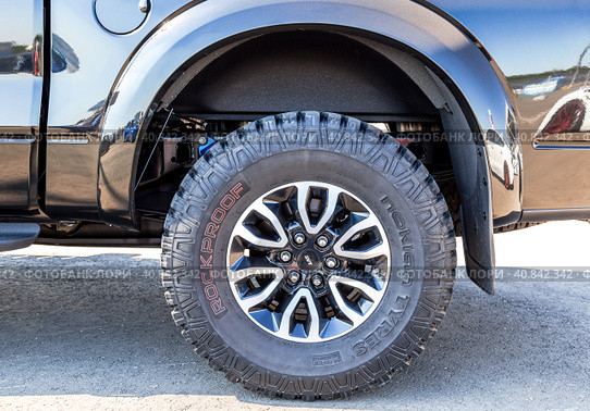 Колесные вседорожные шины Nokian Tyres Rock Proof от внедорожника Ford F-150 Raptor (2022 год). Редакционное фото, фотограф FotograFF / Фотобанк Лори