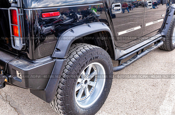 Колесо автомобиля Hummer с шиной на легкосплавном диске (2019 год). Редакционное фото, фотограф FotograFF / Фотобанк Лори