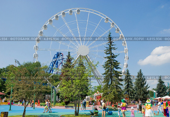 Колесо обозрения. Парк аттракционов "Диво Остров". Санкт-Петербург (2013 год). Редакционное фото, фотограф Александр Щепин / Фотобанк Лори